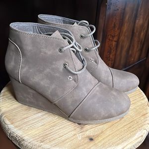 Natural Reflections brown vintage wedge booties size 8